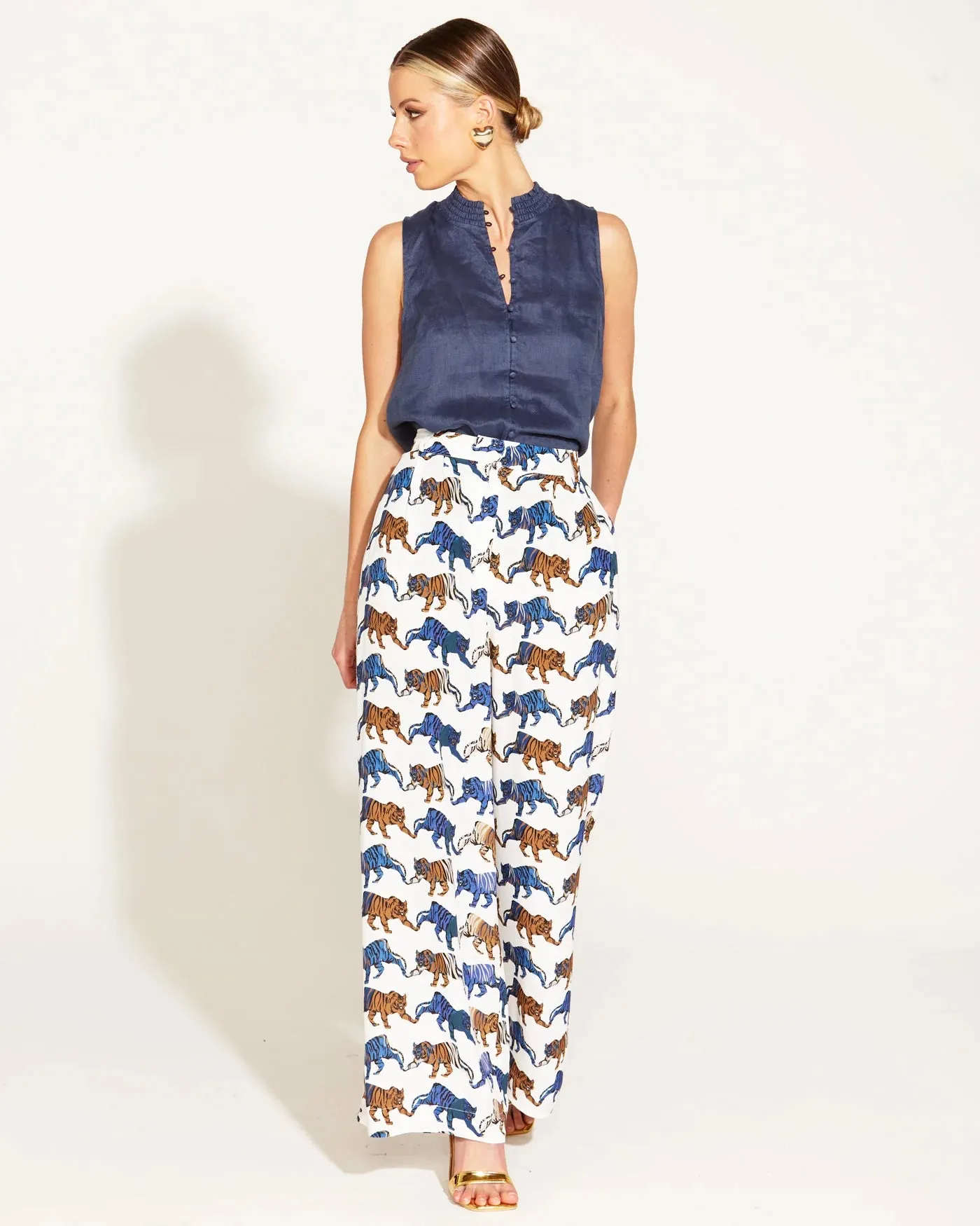 FATE BECKER A WALK IN THE PARK LINEN SLEEVELESS SHIRT NAVY
