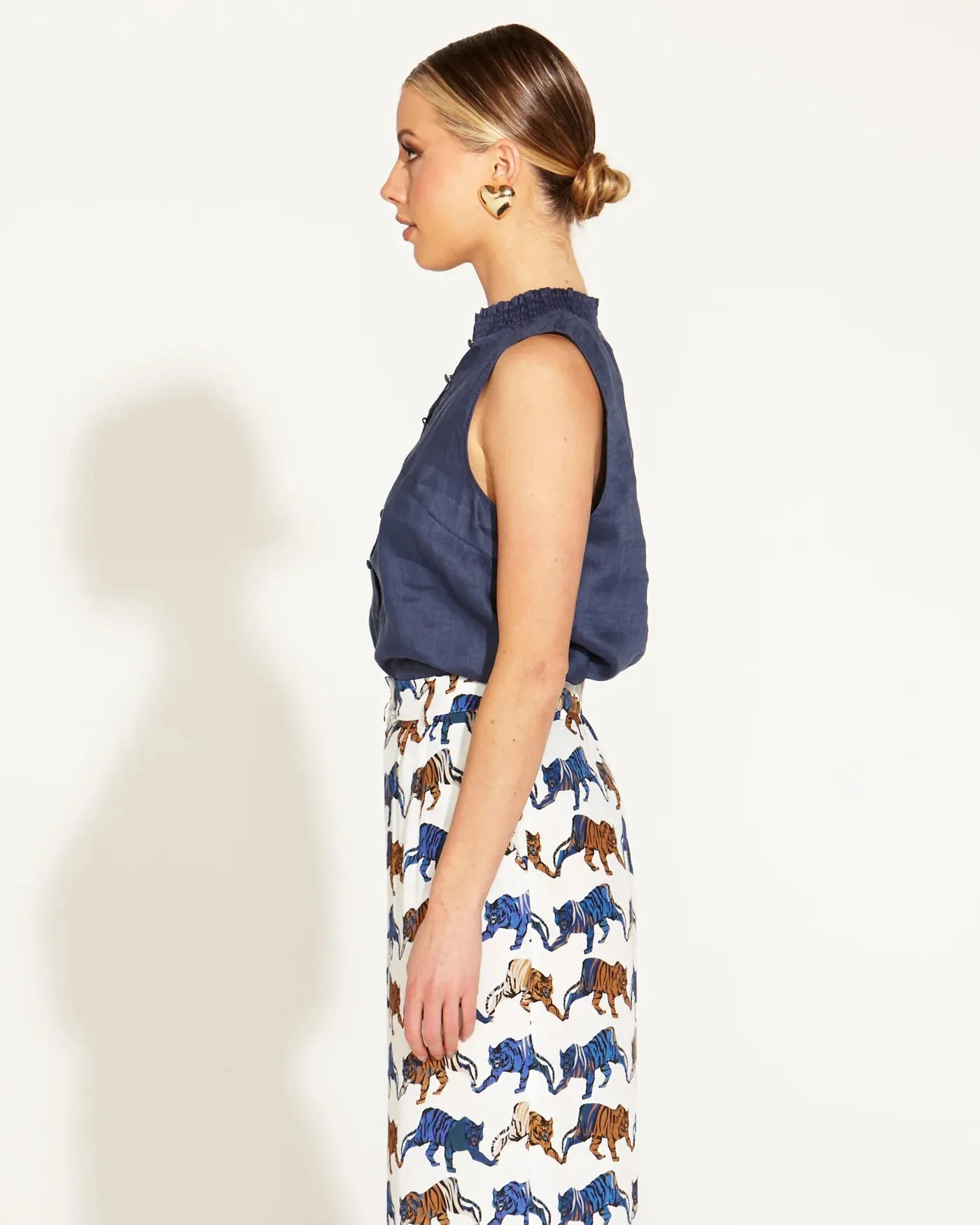 FATE BECKER A WALK IN THE PARK LINEN SLEEVELESS SHIRT NAVY