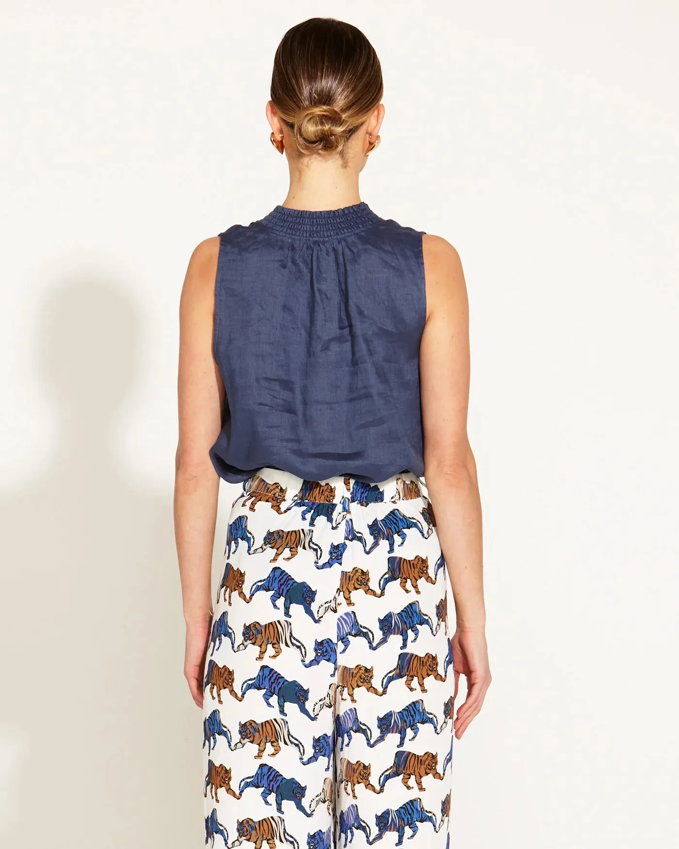 FATE BECKER A WALK IN THE PARK LINEN SLEEVELESS SHIRT NAVY