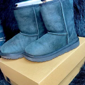 Girls Ugg boots Black