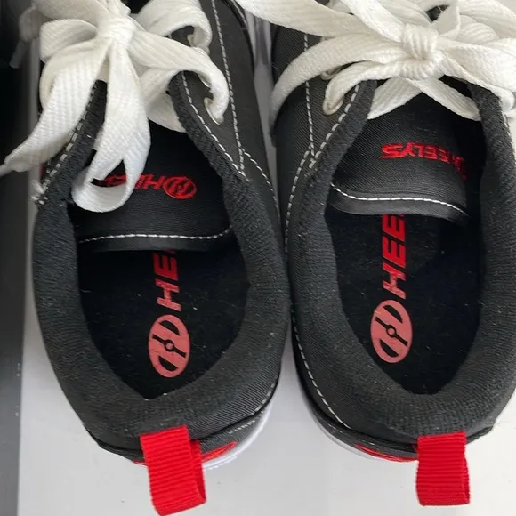 Heelys Boys Youth Size 5 Roller Shoes Black Red