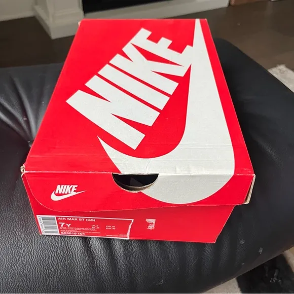NIB Nike Air Max ST Sneaker Grade Sz 7