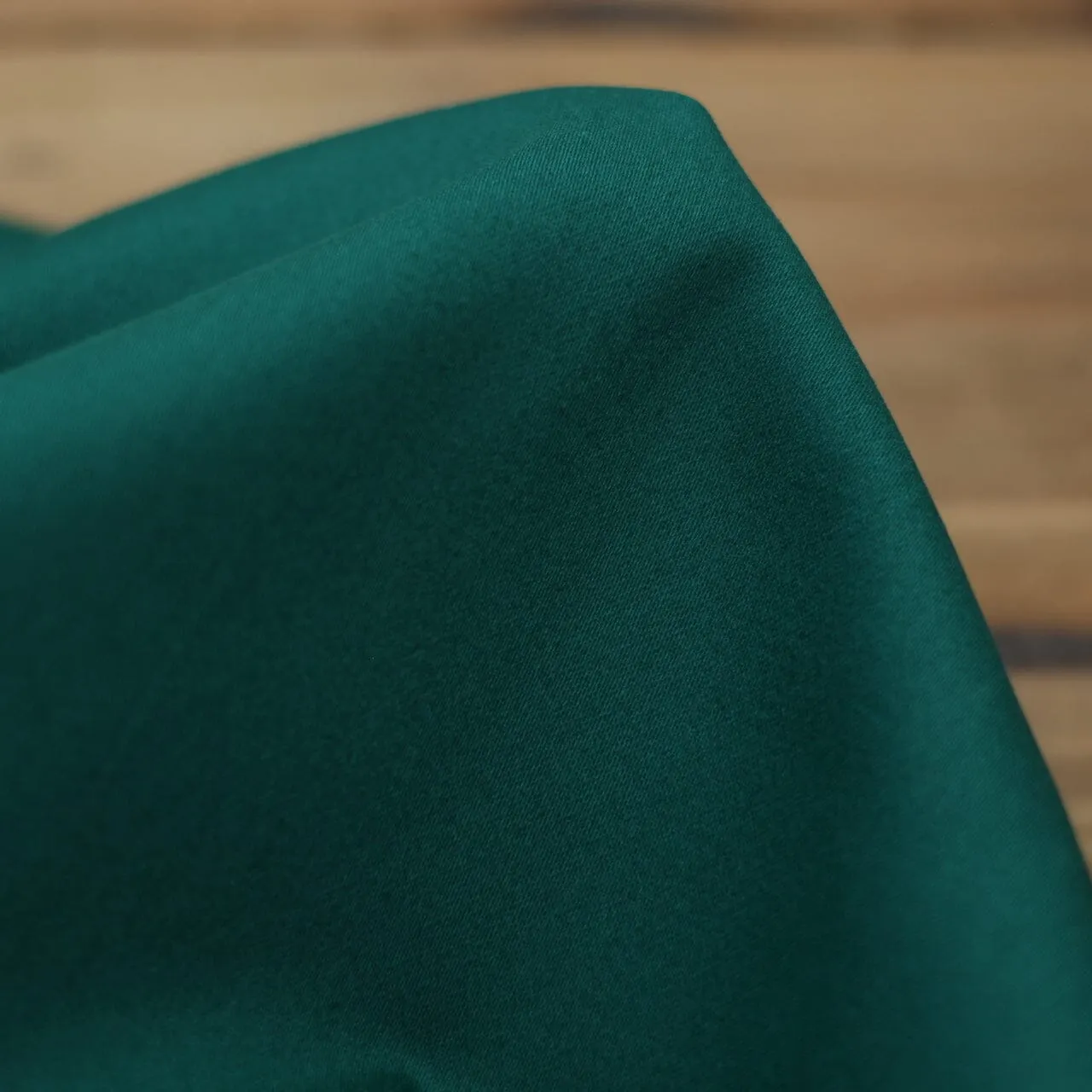 Tissu Fine Gabardine de coton unie Stretch - Vert foret (Vendu par 10cm)